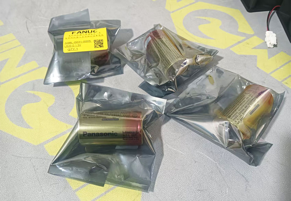 1784617538296769.jpg fanuc-robot-battery-1.jpg